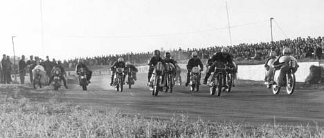 Starten på det allerførste Road Racing-løb på Ring Djursland i oktober 1965. I forreste række ses Franz Kroon (11), Jimmy Smed (16) og Vagn Stevnhoved (10).